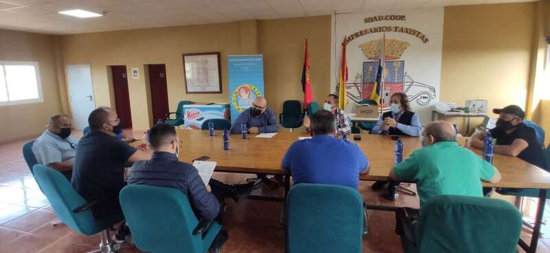 Imagen del encuentro entre el concejal y los representantes de los taxistas de Telde / TA